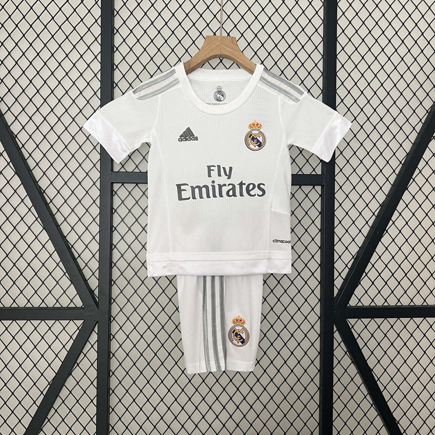 Kids Retro Football Kit Real Madrid 2015-2016