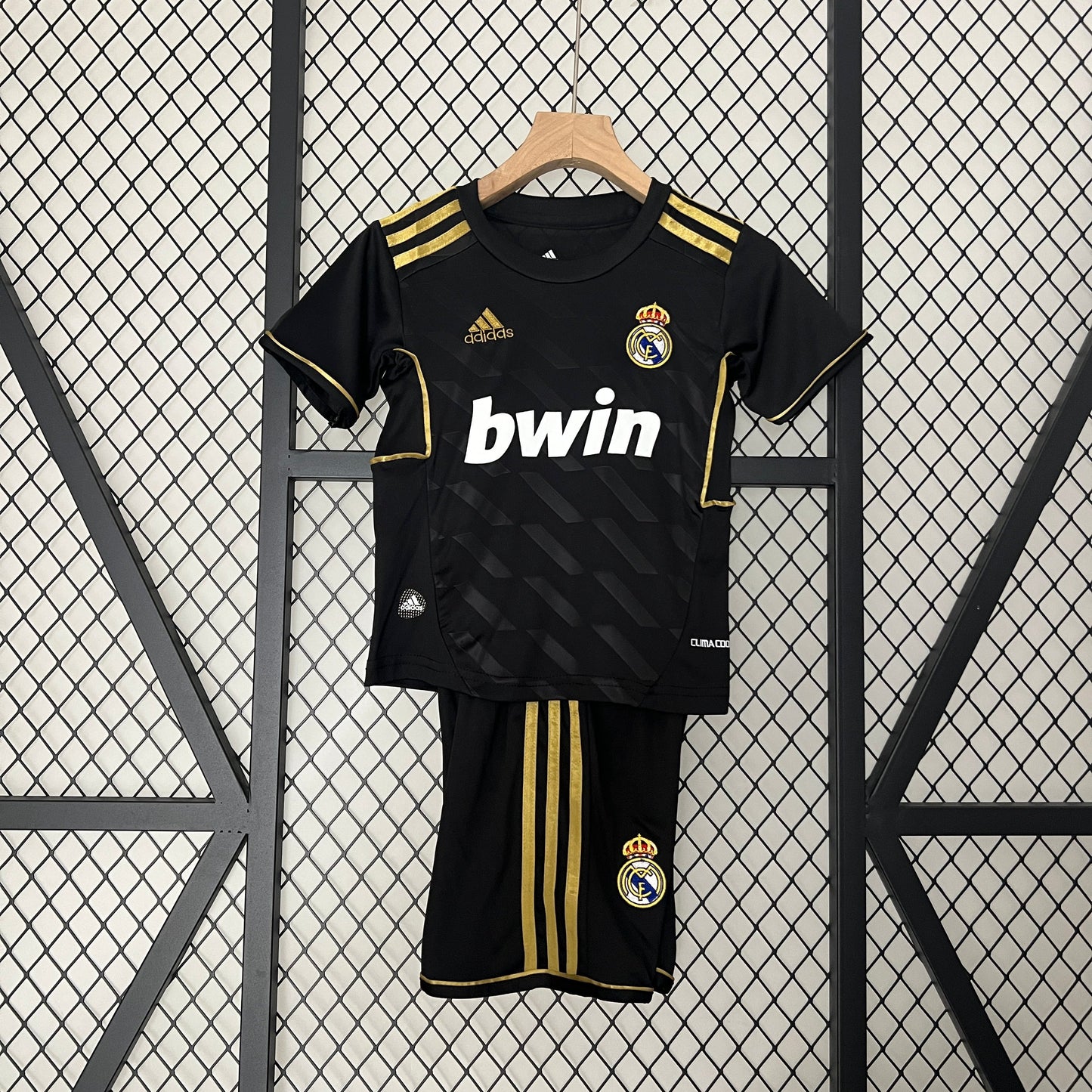 Real Madrid 2011-2012 Kids Retro Football Kit (Black)