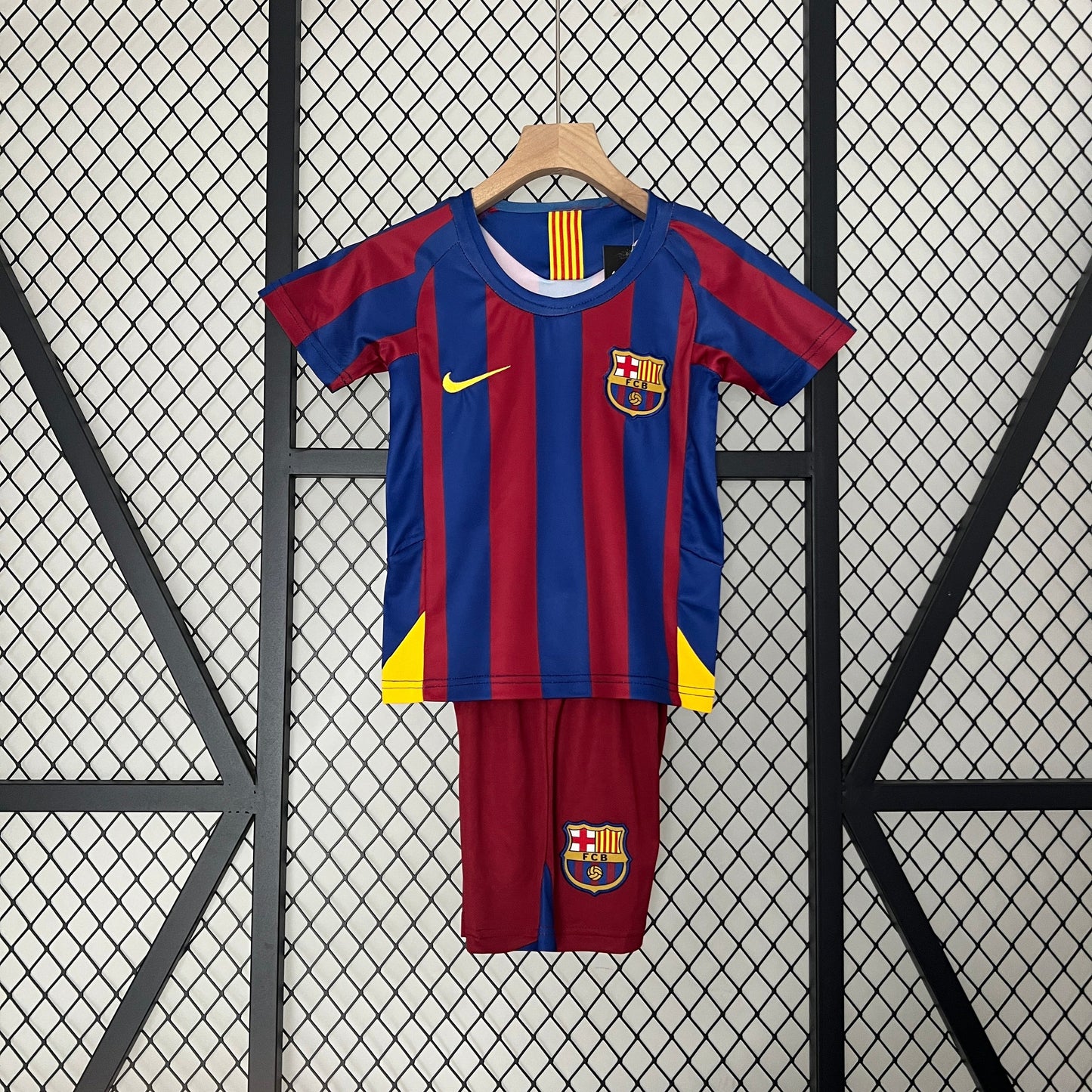 Kids Retro Football Kit Barcelona 2005-2006