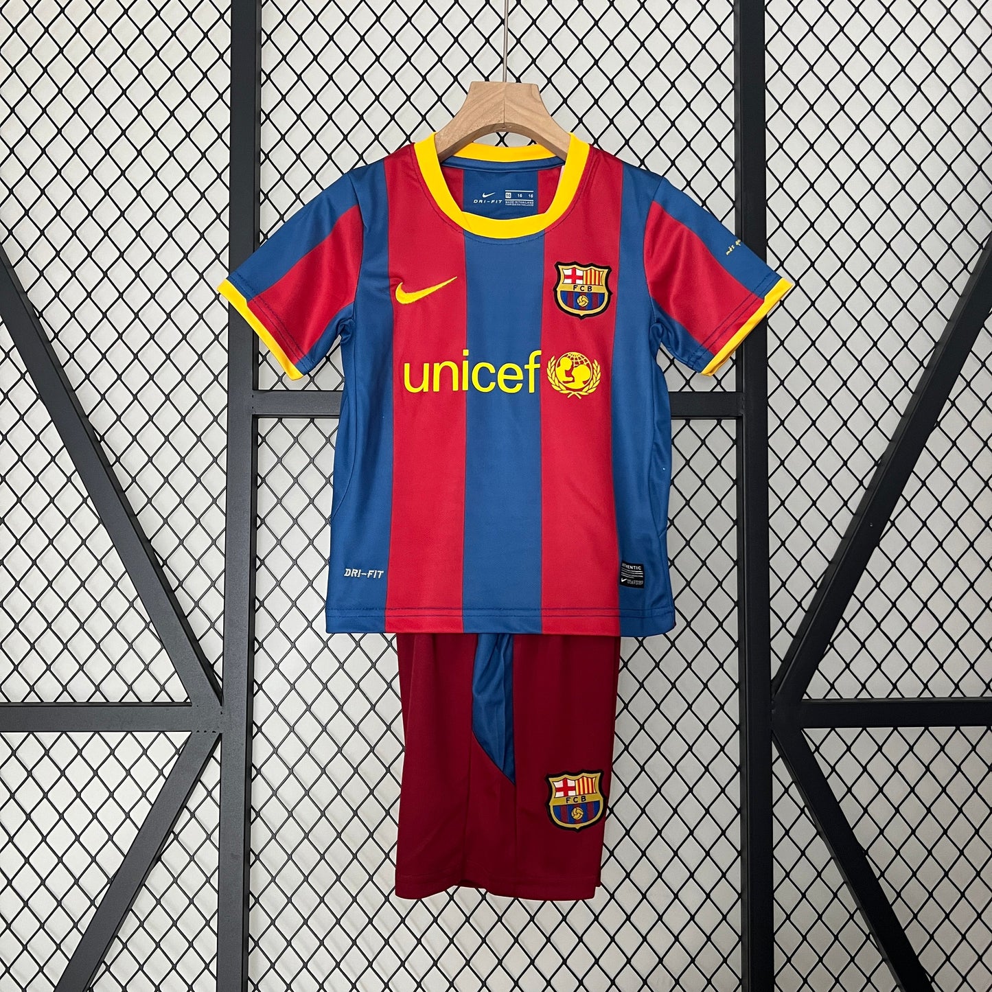 Kids Retro Football Kit Barcelona 2010-2011