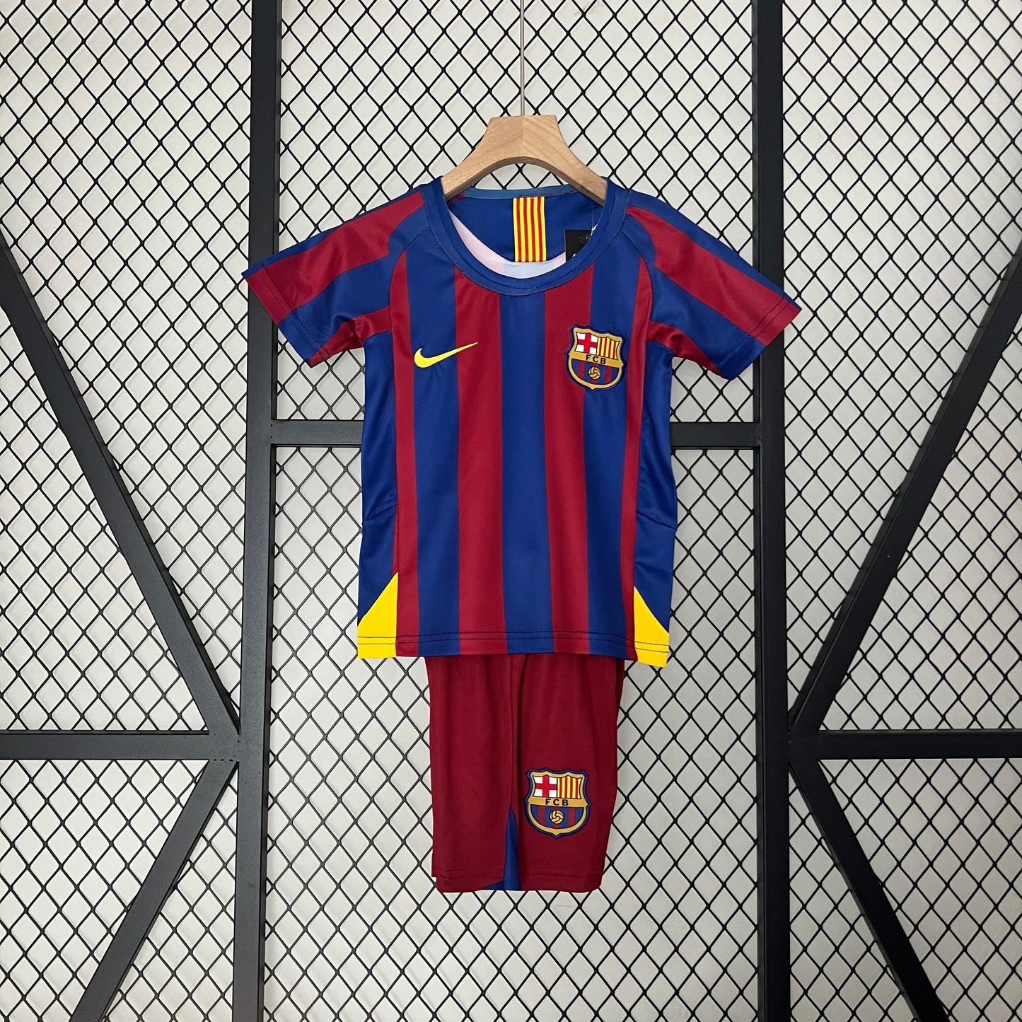 Kids Retro Football Kit Barcelona 2005-2006